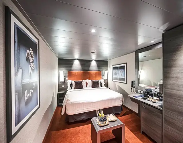 Yacht Club Deluxe Suite